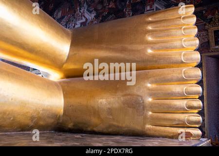 Pieds de la grande statue dorée de Bouddha couché dans le temple Wat Pho. Bangkok, Thaïlande Banque D'Images