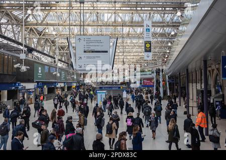 Londres, Royaume-Uni. 15th mars 2023. Les navetteurs de Londres sont vus à la gare de Waterloo pendant les heures de pointe le matin. Plus de 10 000 membres du Syndicat national des travailleurs des transports, des transports et des chemins de fer (RMT) ont participé à l'action de grève dans le service souterrain de Londres le jour du budget du printemps qui a paralysé le réseau de transport de Londres. Les enseignants du University and College Union et les médecins juniors de la British Medical Association sont également en grève aujourd'hui dans un conflit sur les salaires et les conditions de travail dans le contexte de la crise du coût de la vie. Crédit : SOPA Images Limited/Alamy Live News Banque D'Images