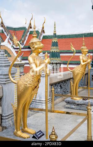 Statue d'or de Kinnari , créature mythique demi-oiseau humain, au Temple du Bouddha d'Émeraude, complexe du Grand Palais, Bangkok Banque D'Images