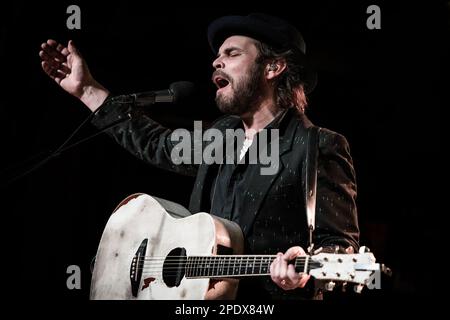 Gaz Coombes en direct sur scène le 14 mars 2023 Banque D'Images