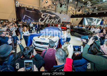 ESSEN, ALLEMAGNE - 01 décembre 2017 : le chef de Ford Allemagne, Gunnar Herrmann, s'intéresse à la nouvelle Mustang des entreprises pour la première fois à l'ESS Banque D'Images