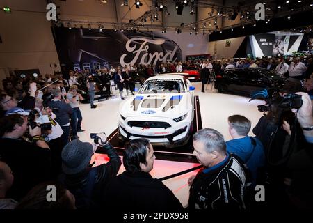 ESSEN, ALLEMAGNE - 01 décembre 2017 : le chef de Ford Allemagne, Gunnar Herrmann, s'intéresse à la nouvelle Mustang des entreprises pour la première fois à l'ESS Banque D'Images