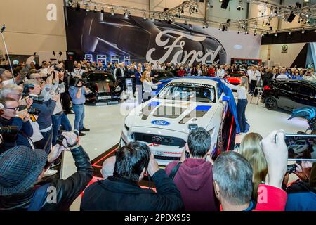 ESSEN, ALLEMAGNE - 01 décembre 2017 : le chef de Ford Allemagne, Gunnar Herrmann, s'intéresse à la nouvelle Mustang des entreprises pour la première fois à l'ESS Banque D'Images