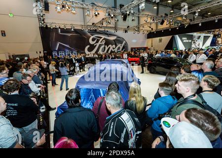 ESSEN, ALLEMAGNE - 01 décembre 2017 : le chef de Ford Allemagne, Gunnar Herrmann, s'intéresse à la nouvelle Mustang des entreprises pour la première fois à l'ESS Banque D'Images