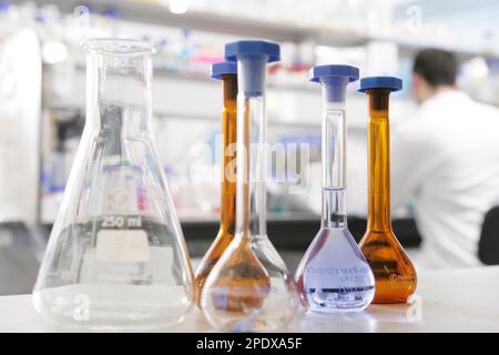 Liquide coloré dans des tubes à essai en laboratoire Banque D'Images