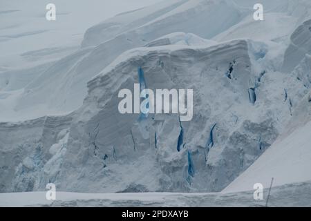 Glace et neige sur la côte du passage Graham - Antarctique Banque D'Images