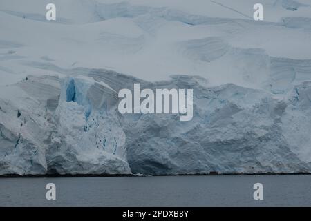 Ligne côtière antarctique au passage Graham Banque D'Images