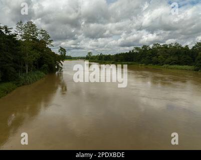 La rivière Kinabatangan est une rivière située dans la division de Sandakan, dans le nord-est de Sabah, en Malaisie. Banque D'Images