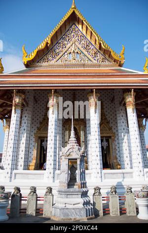 Vue sur la salle d'ordination de Wat Arun. L'ubosot ou la salle d'ordination abrite l'image de Bouddha principale du Wat Arun Banque D'Images