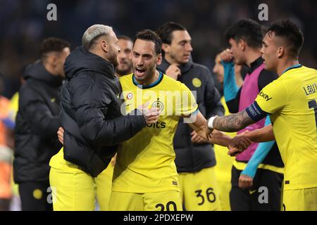 Porto, Portugal. 14th mars 2023. Hakan Calhanoglu du FC Internazionale fête avec ses coéquipiers Federico DiMarco et Lautaro Martinez après le coup de sifflet final du match de la Ligue des champions de l'UEFA à l'Estadio do Dragao, Porto. Crédit photo à lire: Jonathan Moscrop/Sportimage crédit: Sportimage/Alay Live News Banque D'Images