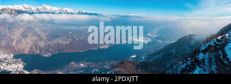 Prise de vue aérienne du lac Bohinj panorama avec la montagne Triglav le matin froid d'hiver, vue du mont Vogel Banque D'Images