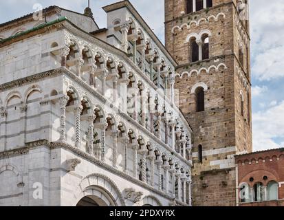 Vue extérieure de la cathédrale San Martino de Lucca, Duomo di San Martino, Toscane, Italie Banque D'Images