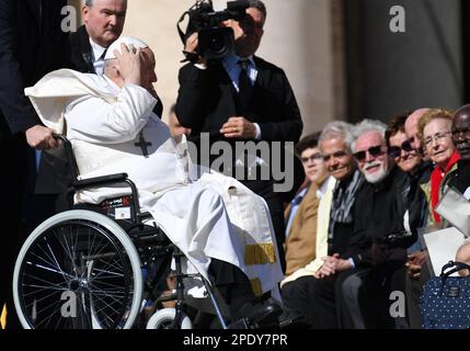 Vatican, 15 mars 2023. Le pape François dirige l'audience générale hebdomadaire sur la place Saint-Pierre au Vatican sur 15 mars 2023. Photo par Eric Vandeville/ABACAPRESS.COM crédit: Abaca Press/Alay Live News Banque D'Images