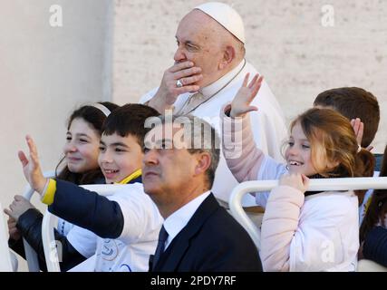 Vatican, 15 mars 2023. Le pape François dirige l'audience générale hebdomadaire sur la place Saint-Pierre au Vatican sur 15 mars 2023. Photo par Eric Vandeville/ABACAPRESS.COM crédit: Abaca Press/Alay Live News Banque D'Images