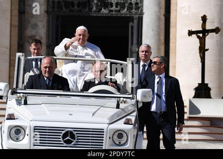 Vatican, 15 mars 2023. Le pape François dirige l'audience générale hebdomadaire sur la place Saint-Pierre au Vatican sur 15 mars 2023. Photo par Eric Vandeville/ABACAPRESS.COM crédit: Abaca Press/Alay Live News Banque D'Images