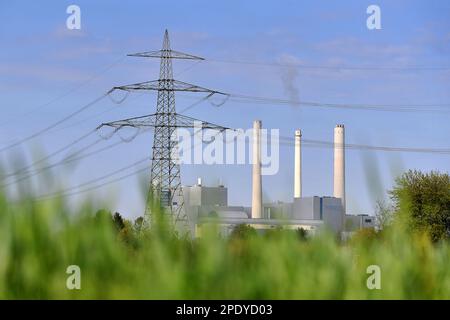 L'Allemagne a atteint son objectif climatique pour 2022 et a émis moins de gaz à effet de serre que l'année précédente. C'est principalement grâce à un déclin de l'industrie - des secteurs tels que les transports et l'énergie ont rapporté plus. PHOTO D'ARCHIVE : pôle de puissance devant la centrale thermique Muenchen Nord. Centrale au charbon, centrale au charbon, centrale au charbon, centrale au charbon, fumée, fumées, Cheminées, la centrale thermique nord est une centrale thermique et électrique combinée exploitée par la société de services publics de Munich depuis 1964. ? Banque D'Images