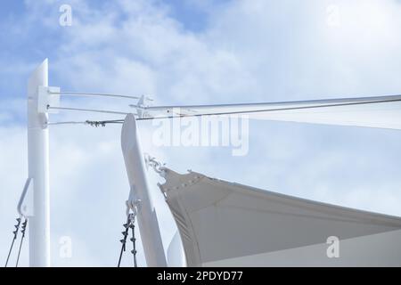 Les auvents blancs en forme de voiles sont sous un ciel bleu vif par une journée ensoleillée Banque D'Images