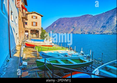 Les petits bateaux dans un petit port de pêche de Gandria sur le lac de Lugano, Tessin, Suisse Banque D'Images