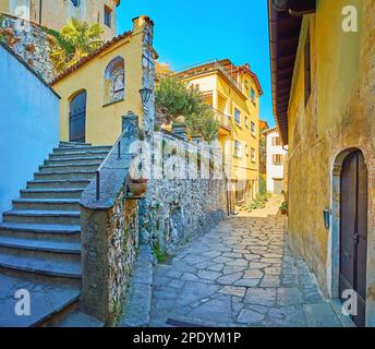 Les rues étroites incurvées de Gandria, bordées de maisons historiques et de petits jardins, Tessin, Suisse Banque D'Images