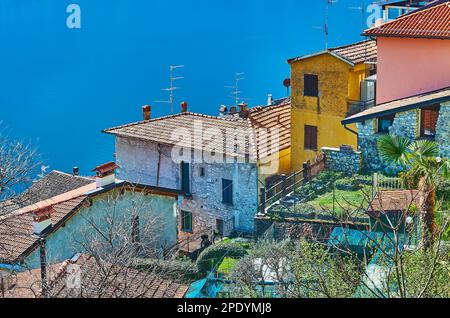 Les maisons anciennes avec des toits de tuiles rouges d'Albogasio Inferiore contre le lac de Lugano, Valsolda, Italie Banque D'Images