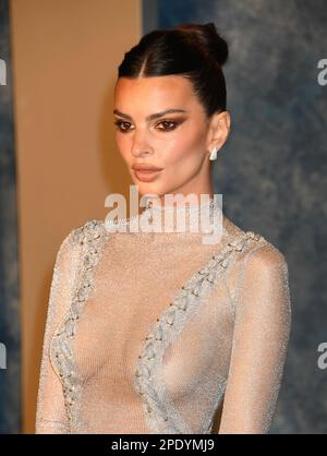 BEVERLY HILLS, CALIFORNIE - MARS 12: Emily Ratajkowski participe à la Vanity Fair Oscar Party 2023 organisée par Radhika Jones au Wallis Annenberg Center for the Performing Arts on 12 mars 2023 à Beverly Hills, Californie. Crédit : Jeffrey Mayer/JTMphotos/MediaPunch Banque D'Images