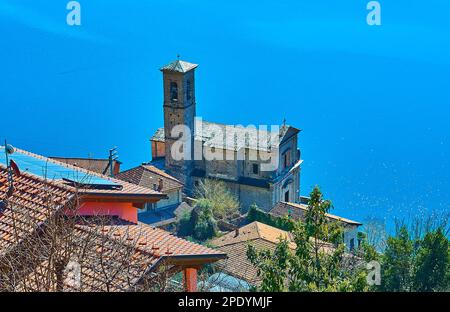 La pierre médiévale Santa Maria Annunciata Eglise d'Albogasio Inferiore contre l'azur Lac de Lugano, Valsolda, Italie Banque D'Images