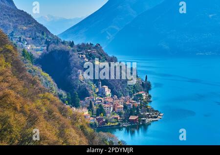 Maisons colorées de San Mamete et l'église médiévale au pied de la montagne sur la rive du lac de Lugano, Valsolda, Suisse Banque D'Images