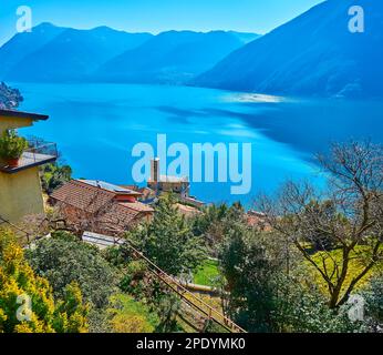 La terrasse des jardins verdoyants en face de l'église Santa Maria Annunciata d'Albogasio Inferiore et du lac de Lugano, Valsolda, Italie Banque D'Images