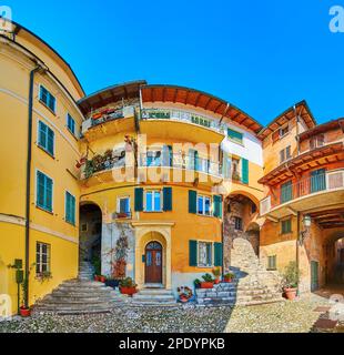 Panorama de la place historique Luigi Danioni avec des maisons colorées et des plantes en pots sur les escaliers, Oria, Valsolda, Italie Banque D'Images