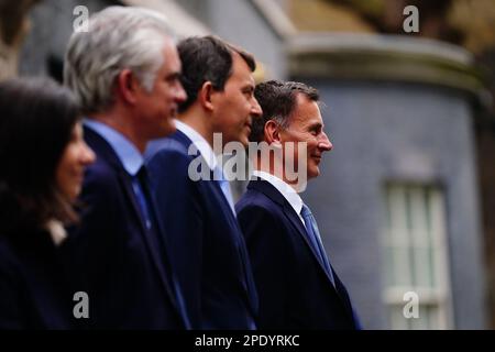 RETRANSMIS RECTIFIANT LE CHANCELIER de l'Échiquier Jeremy Hunt (à droite) quitte 11 Downing Street, Londres, avec des membres de son équipe ministérielle, (de gauche à droite) Baronne Joanna Penn, James Cartlidge et John Glen, avant de présenter son budget au Parlement. Date de la photo: Mercredi 15 mars 2023. Voir PA Story POLITIQUE Budget. Le crédit photo devrait se lire comme suit : Victoria Jones/PA Wire Banque D'Images