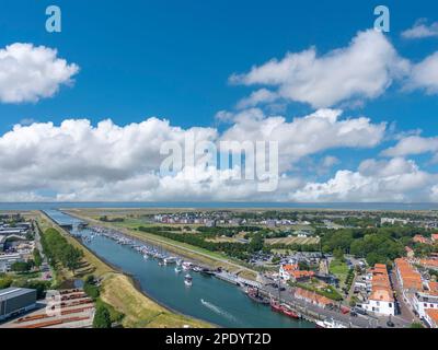 Vue aérienne, vue sur le West Harbour Dyke et le Harbour Canal jusqu'à la côte de la mer du Nord, Zierikzee, Zélande, pays-Bas, Europe Banque D'Images