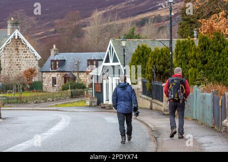 Promenade touristique dans le village de Braemar à Aberdeenshire, Écosse Banque D'Images