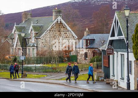 Promenade touristique dans le village de Braemar à Aberdeenshire, Écosse Banque D'Images