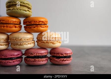 Une pile de macarons français doux et colorés sur fond neutre. Banque D'Images