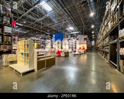 Istambulandinde - 01.18.2023; Ikea Istanbul à l'intérieur, rayonnages de palettes dans une allée de l'entrepôt Ikea. Dans les étagères hautes, de longues lignes de produits sont stockées Banque D'Images