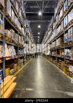 Un couple devant un transpalette à Ikea Istanbul, Turquie - 01.18.2023; à l'intérieur, des casiers à palettes dans une allée de l'entrepôt d'Ikea. Dans des lots de tablettes hautes Banque D'Images