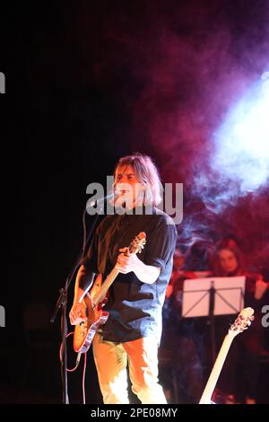 Non exclusif: IVANO-FRANKIVSK, UKRAINE - 14 MARS 2023 - Pavlo Kholoshev, le leader du groupe de rock Fontaliza, se produit lors d'un concert caritatif conjoint Banque D'Images