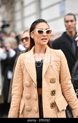 Shay Mitchell assiste à la Louis Vuitton vêtements pour femmes automne hiver Banque D'Images