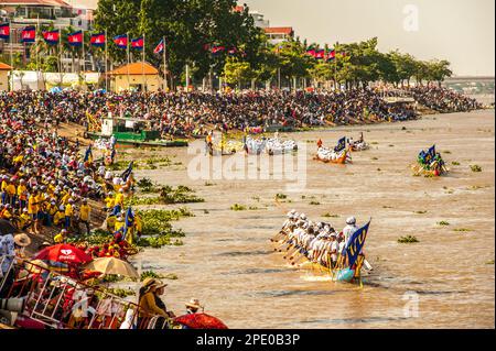 Course de Longboat sur le Tonle SAP, le festival cambodgien de l'eau. Phnom Penh, Cambodge. © Kraig Lieb Banque D'Images