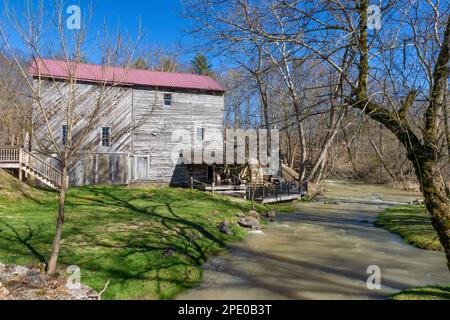 Abingdon, Virginie, États-Unis - 4 mars 2023 : ce moulin historique construit autour de 1870 se trouve côté des alongs de quinze Mile Creek Banque D'Images