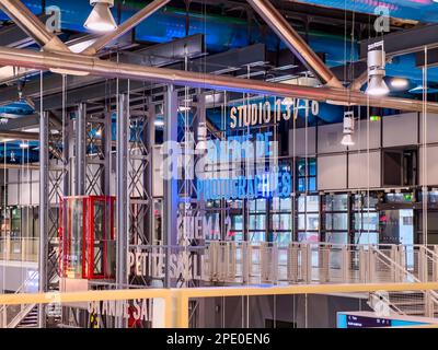 Architecture à l'intérieur du centre Pompidou. Paris, France, 04.06.2022: Partie de la lumière néon de la Galerie de Photographies texte à l'intérieur Banque D'Images
