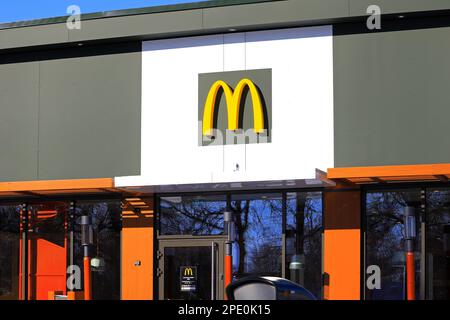 Restauration rapide McDonalds à Salo, Finlande. 12 mars 2023. McDonald's est la plus grande chaîne de restauration rapide au monde. Banque D'Images