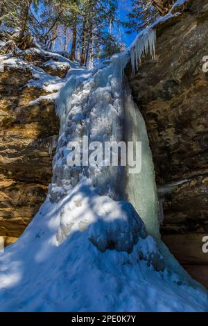 Aucune limite formation de glace utilisée par les grimpeurs de glace dans Pictured Rocks National Lakeshore près de Munising, Upper Peninsula, Michigan, États-Unis Banque D'Images