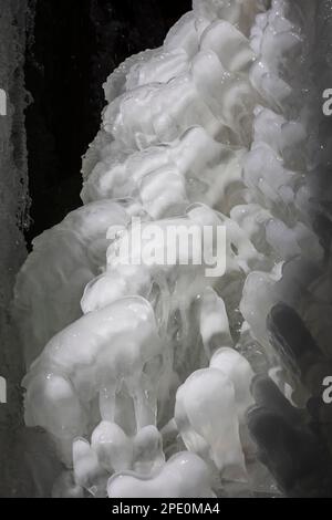 Détails de la formation de glace sans limites utilisée par les grimpeurs de glace dans Pictured Rocks National Lakeshore près de Munising, Upper Peninsula, Michigan, États-Unis Banque D'Images