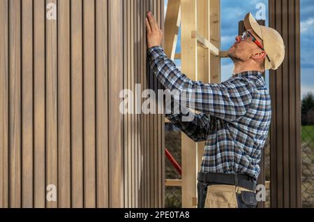 Travailleurs caucasiens de la menuiserie Construction moderne de jardin Shed fait de matériaux composites et de bois. Banque D'Images