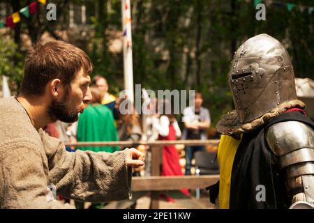 Khabarovsk, Russie - 11 juin 2017: Costumes de la période du Moyen âge au tournoi de chevalier. Reconstitution historique médiévale - deux hommes parlant Banque D'Images