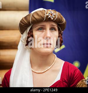 Khabarovsk, Russie - 11 juin 2017 : Moyen age costume - jeune noble dame portant une robe rouge, coiffures et tresses, coiffure. Caucasian woman Banque D'Images