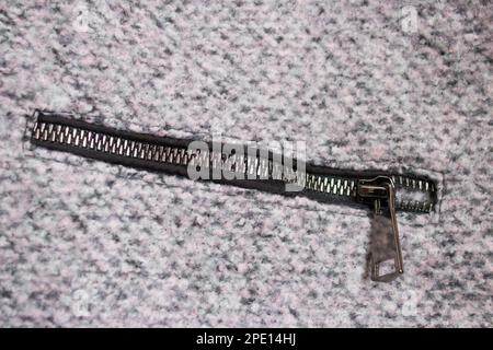 Un manteau de tissu gris avec une poche à fermeture à glissière Banque D'Images