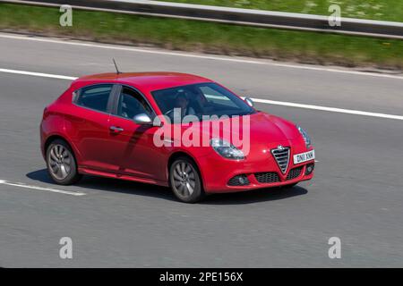 2011 (11) Alfa Romeo, Giulietta 2011 (11) 2,0 JTDM-2 VELOCE S/S 5d 140 BHP 1956cc Diesel 7 SPEED MANUAL; sur l'autoroute M6, Royaume-Uni Banque D'Images