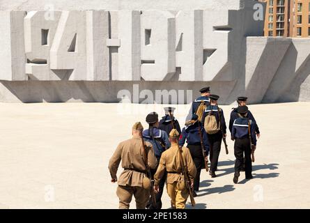 Khabarovsk, Russie - Mai 9, 2017 : Groupe de soldats et de marins portant des vieux rétro URSS uniforme militaire. La célébration du Jour de la victoire russe le 9 mai à Banque D'Images